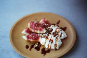 fresh figs with easy mousse and espresso sauce