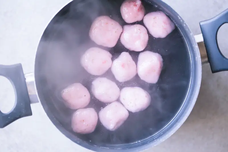 boiling strawbery shiratama dango